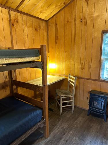 Postel nebo postele na pokoji v ubytování Cozy Cabin Surrounded by Nature in Nashville, Indiana