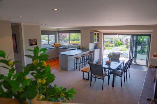 Χώρος καθιστικού στο Tranquil Tekapo Stay Near Lake With Mountain Views