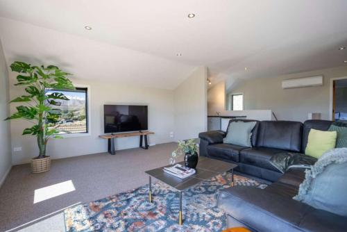 Μια τηλεόραση ή/και κέντρο ψυχαγωγίας στο Tranquil Tekapo Stay Near Lake With Mountain Views