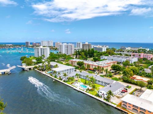 eine Luftansicht einer Stadt neben dem Wasser in der Unterkunft Waterfront Intercoastal, Walk to the Beach, Pool & Hot Tub, Watch the Boats in Boca Raton