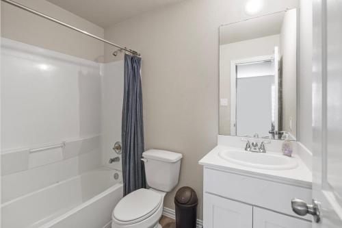 Ένα μπάνιο στο Modern Home with Spacious Yard in Houston