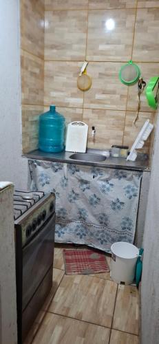 a kitchen with a stove and a sink at Recanto Silvia Timbó in Aquiraz