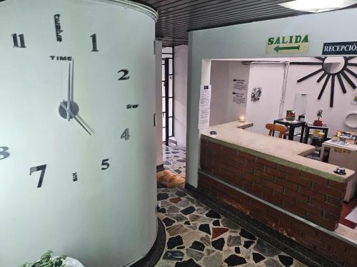 un reloj grande en el lateral de un edificio en Hotel Americano Plus, en Pereira