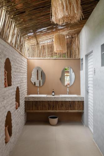 ein Badezimmer mit zwei Waschbecken und zwei Spiegeln in der Unterkunft Pousada Do Rio Barreirinhas in Barreirinhas