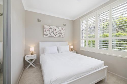 Postel nebo postele na pokoji v ubytování Spacious 5-Bed Beach House with Ocean View