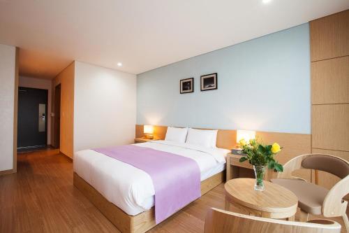 Ένα ή περισσότερα κρεβάτια σε δωμάτιο στο YOUUS Hotel