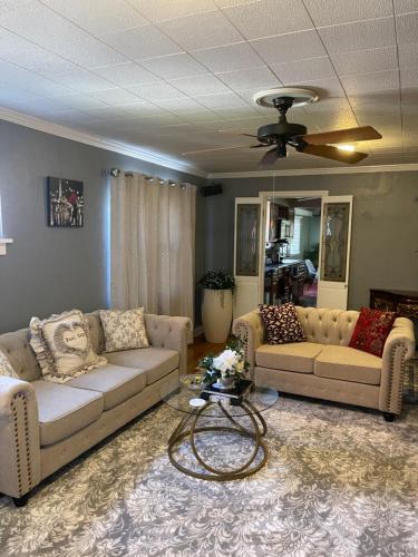 Χώρος καθιστικού στο Splendid Room in House 10 mins to Airport