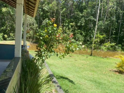 Ein Garten an der Unterkunft Linda Casa de Campo Lago & Mata em Araguaia