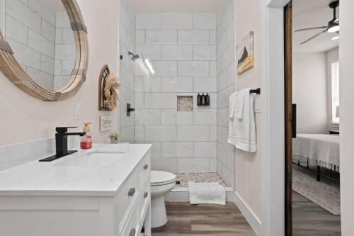 Un baño blanco con lavabo e inodoro. en Riverside Luxury A/B, Sleeps 12!, en Gruene