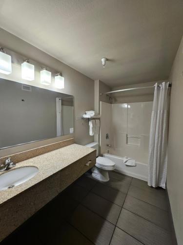 Koupelna v ubytování Ramada by Wyndham Platte City KCI Airport