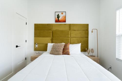 Ένα ή περισσότερα κρεβάτια σε δωμάτιο στο Chic & Spacious Newly Renovated Downtown Retreat 4BR-3BA that Sleeps 10