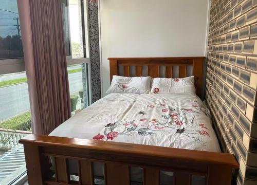a bedroom with a bed with a floral comforter at Mains Rd 超大4人带厨房卫浴办公 M1 in Brisbane