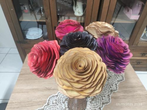 een groep van vier vazen in verschillende kleuren op een tafel bij Apartamento Ótima Localização Turismo Faculdade in Bento Gonçalves