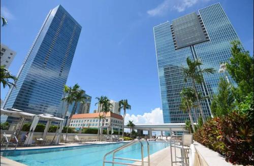 una piscina en medio de una ciudad con edificios altos en Brickell 32th Floor AKA by Palermo Home Miami, en Miami