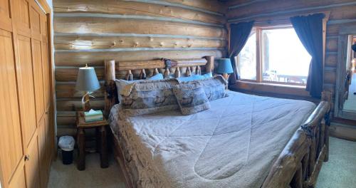 Postel nebo postele na pokoji v ubytování Relaxing Glamping Vacation: Fantastic Log Cabin with a Hot Tub in Darby, MT