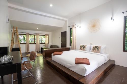 En eller flere senge i et værelse på Baan Sawasdee Resort