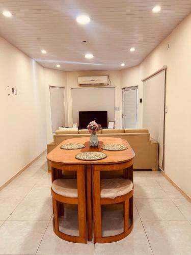 ClorindaにあるSHINY Houseの部屋にテーブルと椅子がある部屋