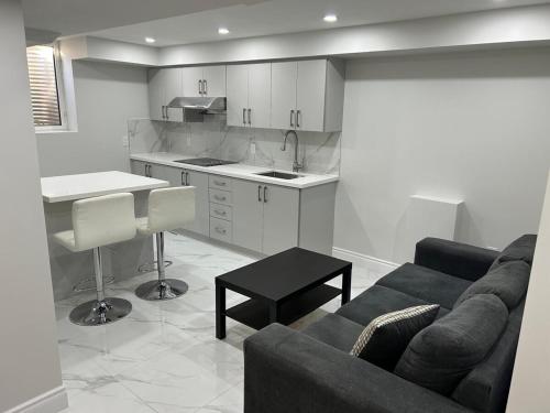 Kuchyň nebo kuchyňský kout v ubytování Brand New 1 Bedroom Apartment