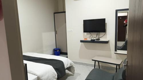 Μια τηλεόραση ή/και κέντρο ψυχαγωγίας στο shivansh hotel