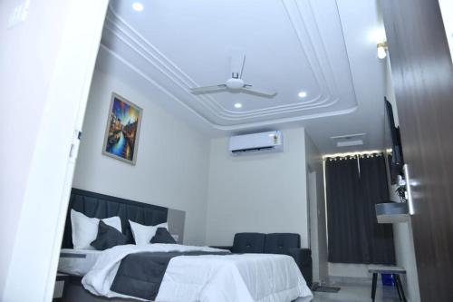 Ένα ή περισσότερα κρεβάτια σε δωμάτιο στο shivansh hotel