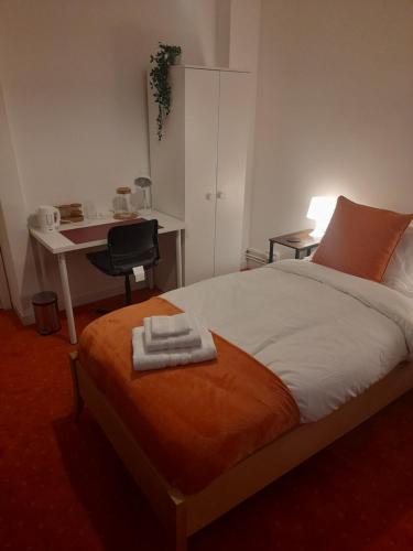 ディドコットにあるGreenviewのベッドとタオル2枚のある寝室