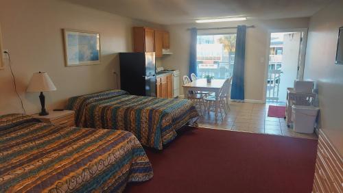 Postel nebo postele na pokoji v ubytování Dolphin Lane Motel