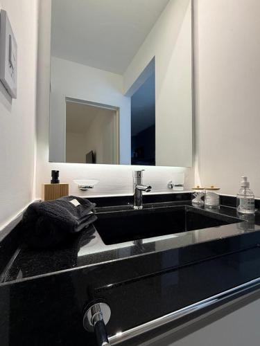 bagno con lavandino nero e specchio di Capibara 4 - Imponente vista al Río a Corrientes