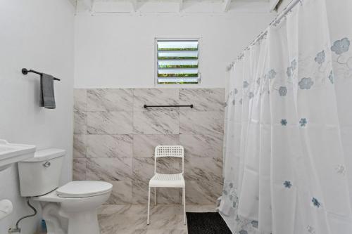 Ένα μπάνιο στο Tropical Paradise with Private Pool & Forest Views