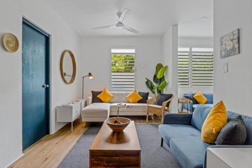 Χώρος καθιστικού στο Tropical Paradise with Private Pool & Forest Views