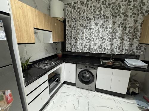 Η κουζίνα ή μικρή κουζίνα στο Calm Elegant Apartment City Center with Garage