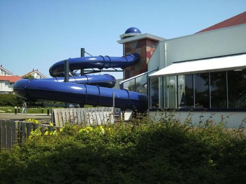 un tobogán inflable azul frente a un edificio en Holiday home with 1 bedroom, en Den Osse