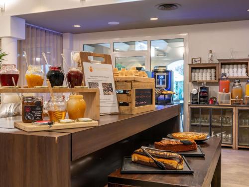 une boulangerie avec un comptoir de nourriture et de boissons dans l'établissement Mercure Antibes Sophia Antipolis, à Valbonne
