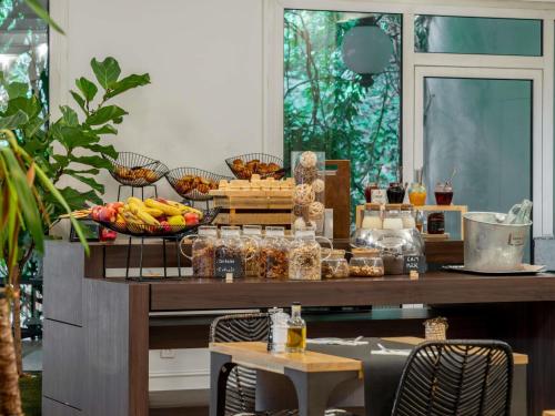 une table avec un bol de fruits dessus dans l'établissement Mercure Antibes Sophia Antipolis, à Valbonne