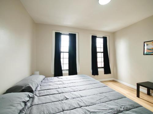 Postel nebo postele na pokoji v ubytování Bright 1BR Getaway Wi-Fi - mins to NYC