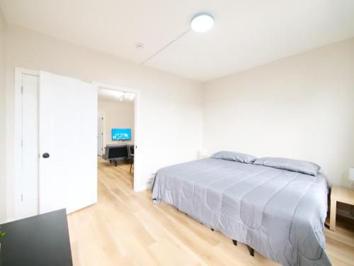 Postel nebo postele na pokoji v ubytování Bright 1BR Getaway Wi-Fi - mins to NYC