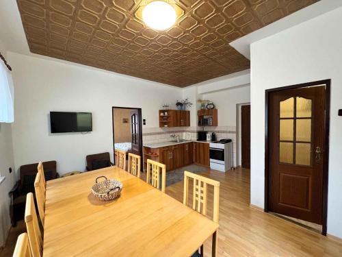 Kuchyň nebo kuchyňský kout v ubytování Apartment in Smrzovka 51888