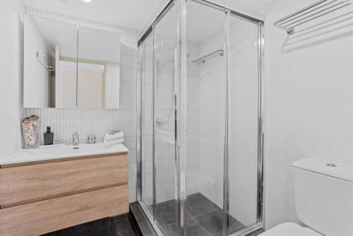 un baño con ducha y lavabo en Seascape Serenity in Palm Beach, en Gold Coast