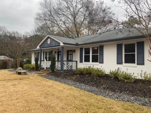 een wit huis met een zwart dak bij Mid-Century Modern Woodstock, GA in Woodstock