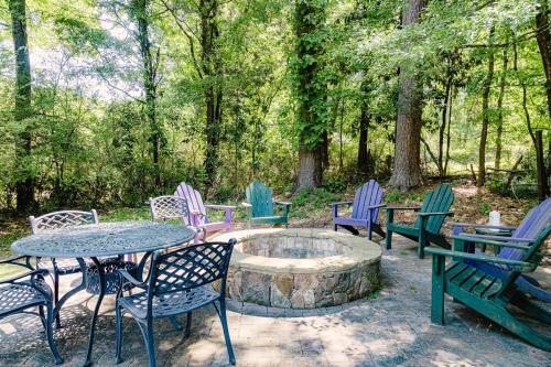 een groep stoelen en tafels met een vuurplaats bij Mid-Century Modern Woodstock, GA in Woodstock