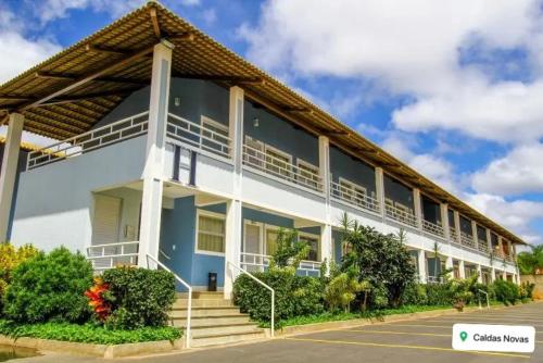 APT em CALDAS NOVAS في كالدس نوفاس: مبنى باللونين الأزرق والأبيض مع شرفات بيضاء