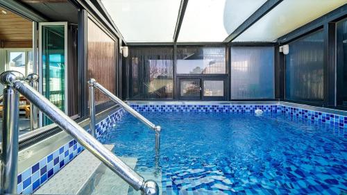 Bazén v ubytování Daebudo olive Poolvilla pension nebo v jeho okolí