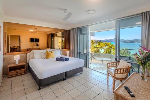 Ένα ή περισσότερα κρεβάτια σε δωμάτιο στο Hibiscus Apartments on Hamilton Island by HIHA