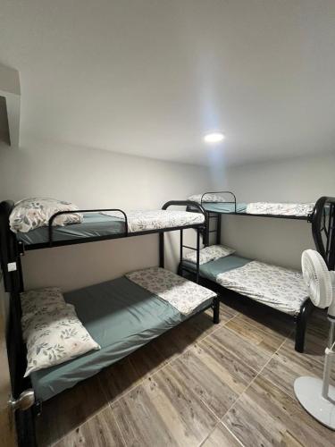 Zimmer mit 3 Etagenbetten in der Unterkunft Apartamento moderno en Ibagué in Ibagué