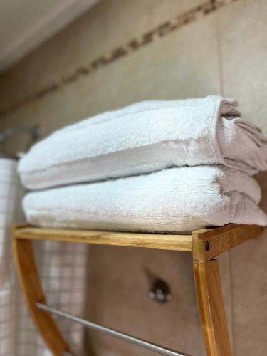 a stack of towels on a rack in a bathroom at Orillas del Sol Triplex in Chascomús