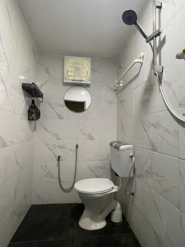 a bathroom with a toilet and a shower at Kerlingfornia Kiddo Kingdom in Kerling