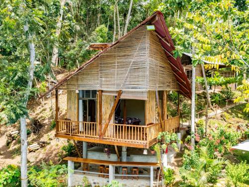 een klein huisje midden in een bos bij Fundo Baños in Tarapoto