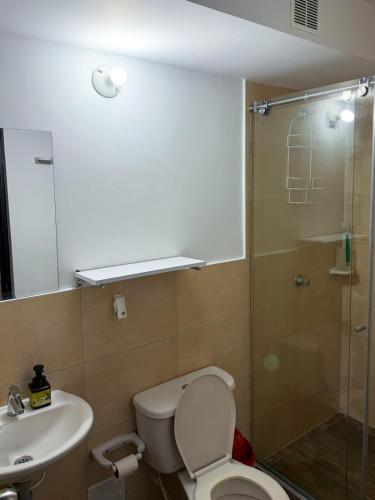 Ένα μπάνιο στο Close to shopping malls and the airport