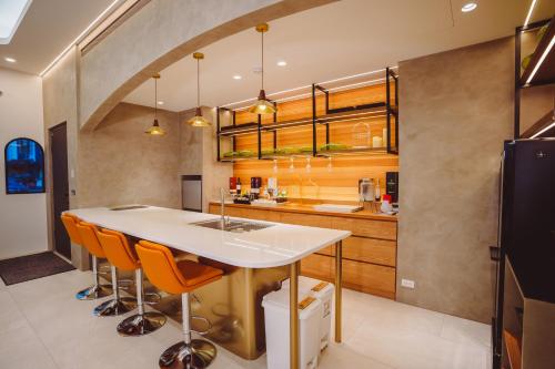 員山郷にある優勝美地民宿二館のキッチン(白いカウンター、オレンジの椅子付)