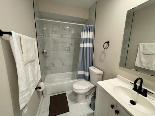 een badkamer met een wastafel, een toilet en een douche bij Villa del Encanto in Washington