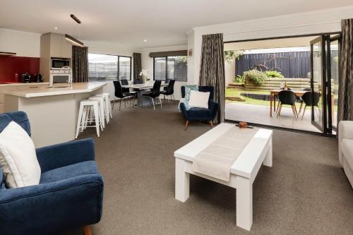 Χώρος καθιστικού στο Modern Townhouse In Strandon - comfort and style